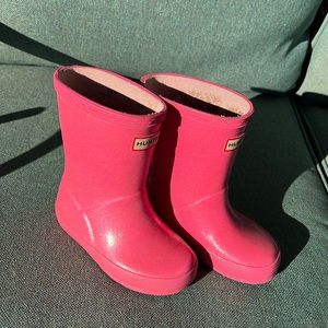 LITTLE GIRLS PINK GLITTER HUNTER RAIN BOOTS SIZE 7 US, SIZE 6 UK GENTLY USED